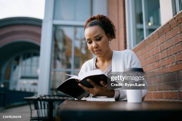 mujer estudiando en un café urbano al aire libre - christian college fotografías e imágenes de stock