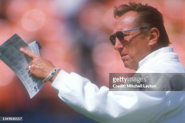 Owner Al Davis of the Los Angeles Raiders looks on before a football game against the Atlanta Falcons on November 20, 1988 at Los Angeles Coliseum in...