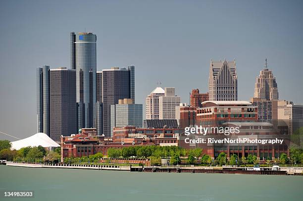 vista de los edificios de detroit - detroit river fotografías e imágenes de stock