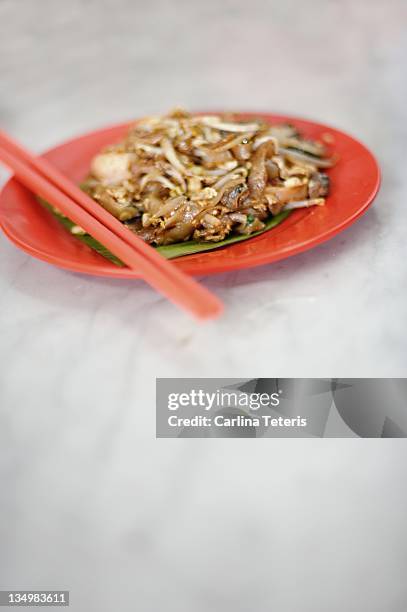plate of char kway teow - char kway teow stock pictures, royalty-free photos & images