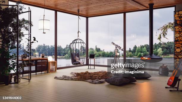confortable maison du lac salon avec vue sur le lac - mas photos et images de collection