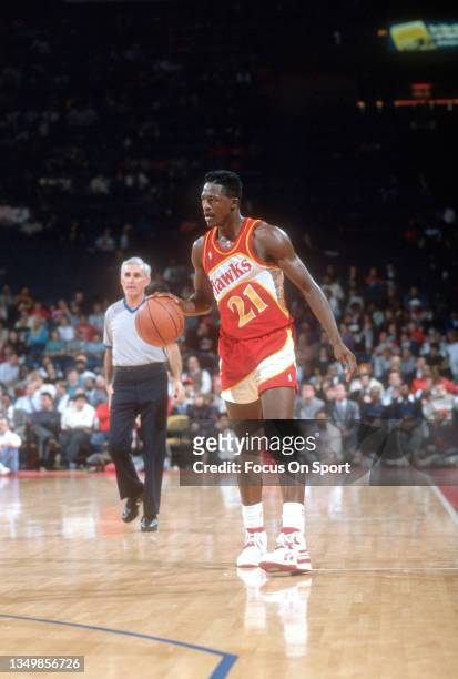 Dominique Wilkins of the Atlanta Hawks dribbles the ball against the Washington Bullets during an NBA basketball game circa 1989 at the Capital...