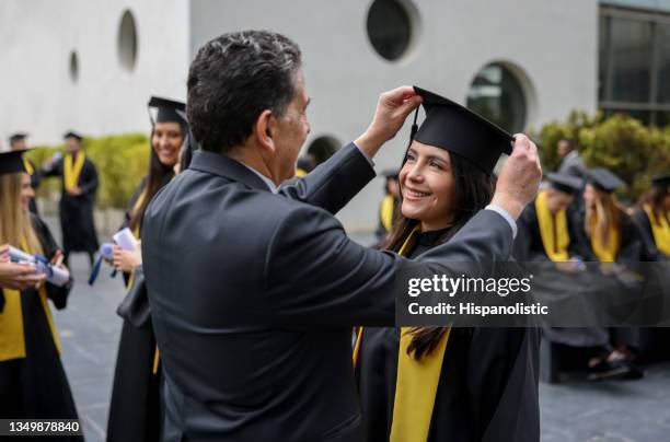 stolzer vater arrangiert den mörserbock ihrer abschlusstochter - graduation hat stock-fotos und bilder