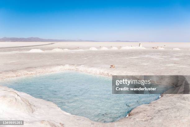 wasser unter den salinen, bolivien - uyuni stock-fotos und bilder