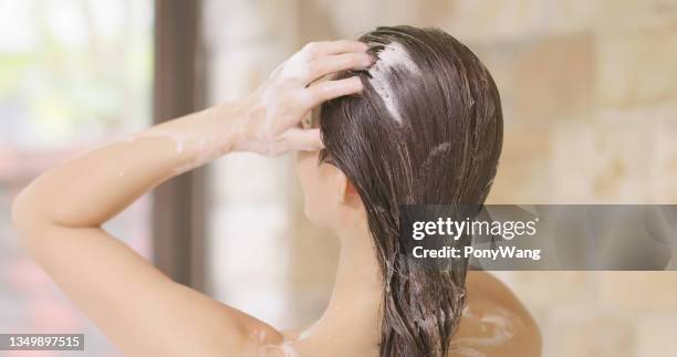 beauty woman wash her hair - shampoo stockfoto's en -beelden