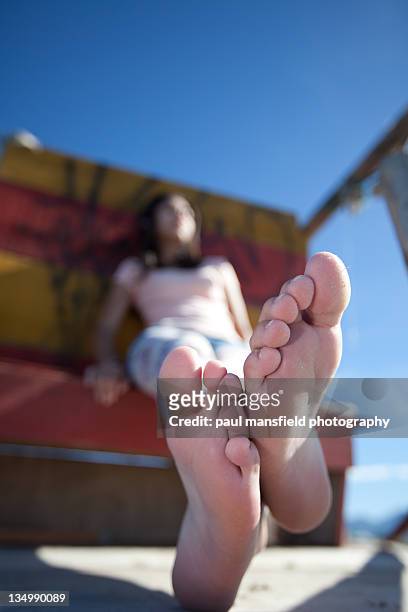 teen lifestyle - teenage girls barefoot stock-fotos und bilder