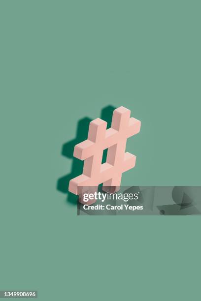 pink  hashtag sign in green background - hashtag stock-fotos und bilder