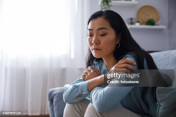 struggling with anxiety and negative emotions - bewustwording over geestelijke gezondheid stockfoto's en -beelden