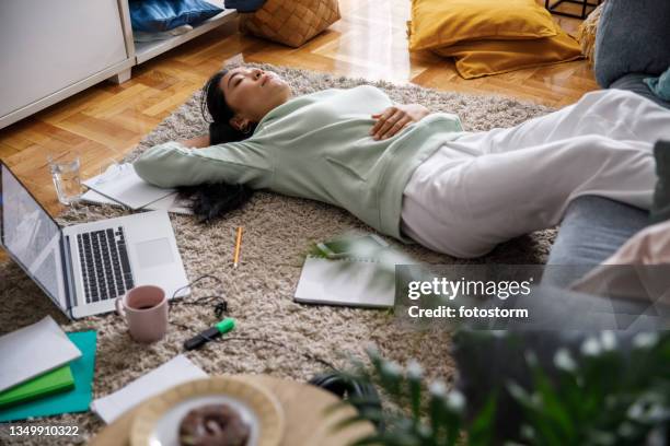 faire une sieste après avoir étudié et écrit des devoirs - dormir par terre photos et images de collection