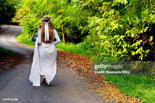 fairy bride walking away in autumn woodlands - bloemkroon stockfoto's en -beelden