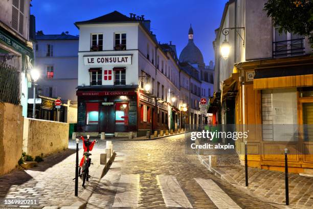 famous cafe le consulate in montmartre, paris - french consulate stock pictures, royalty-free photos & images