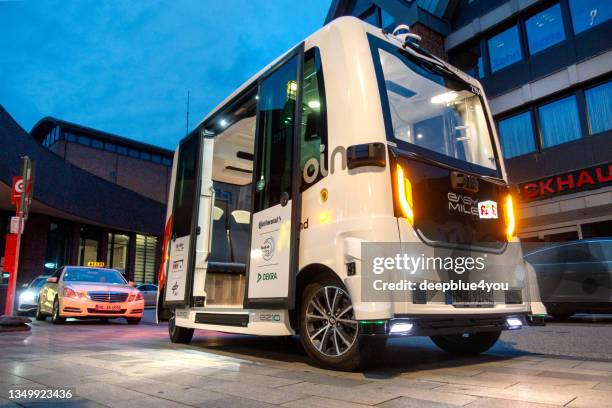 selbstfahrendes taxi in der testphase wartet am hamburger bahnhof auf fahrgäste - autonome technologie stock-fotos und bilder