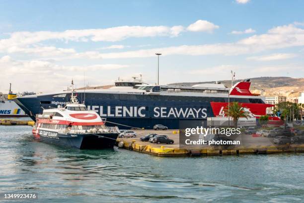 vista de ángulo alto en el catamarán hellenic seaways amarre en el muelle junto al gran barco - piraeus fotografías e imágenes de stock