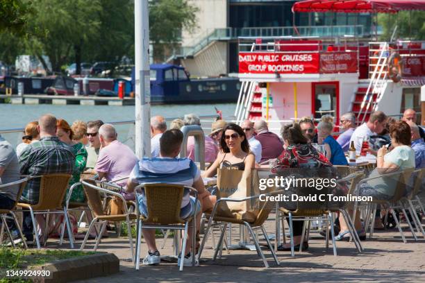 customers relaxing at a pavement café beside the river witham at brayford pool, lincoln, lincolnshire, england, uk - lincoln harbor stock pictures, royalty-free photos & images