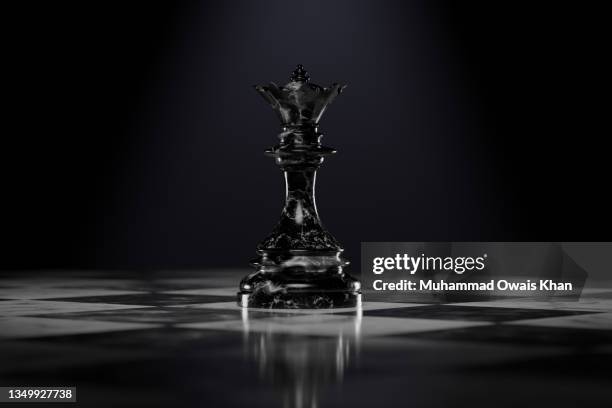 queen chess piece on a chessboard - chess board without photos et images de collection