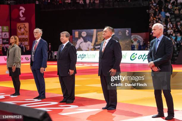 Twenty Olympic and World champions lined-up in front of the audience during the break including : Celine Lebrun , Jean-Luc Rouge , Haruki Uemura ,...