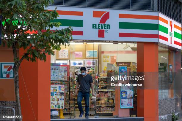 7-eleven loja de conveniência em hong kong - 7 eleven - fotografias e filmes do acervo