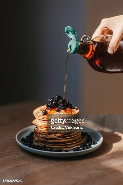 vegan oatmeal pancakes - maple syrup pancakes stockfoto's en -beelden