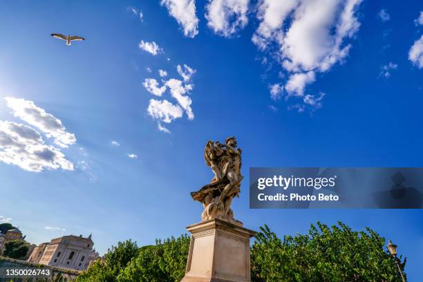 an intense blue sky above the statue of an angel in the historic and baroque heart of rome - sant angelo stockfoto's en -beelden