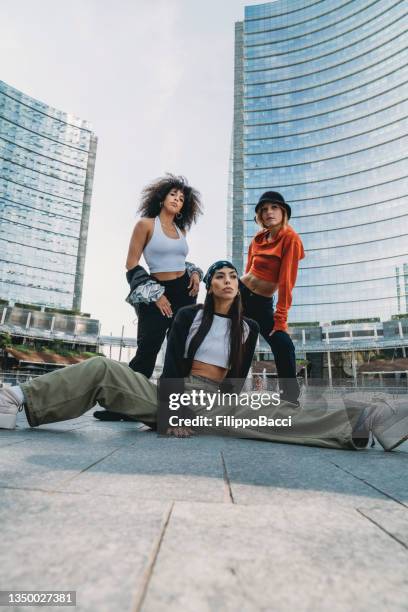 three female dancer friends are posing in a modern city - moda magazine party stock pictures, royalty-free photos & images
