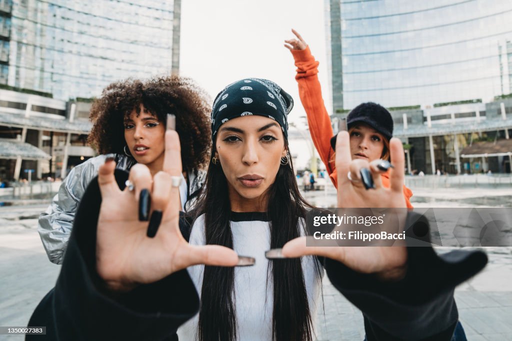 Tres amigas bailarinas posan en una ciudad moderna