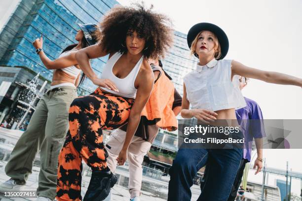 jovens dançarinos adultos estão dançando na cidade - hiphop - fotografias e filmes do acervo