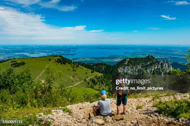 femme et fils sur le chemin du sommet de la montagne kampenwand dans les alpes de chiemgauer - chiemsee photos et images de collection