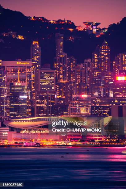 hong kong neon tramonto iconici grattacieli del porto - hong kong convention and exhibition center foto e immagini stock