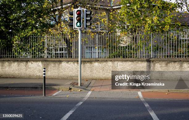 pedestrian crossing - bürgersteig stock-fotos und bilder