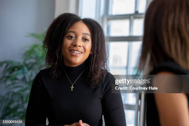 millennial woman che parla con un consulente universitario - african american interview foto e immagini stock