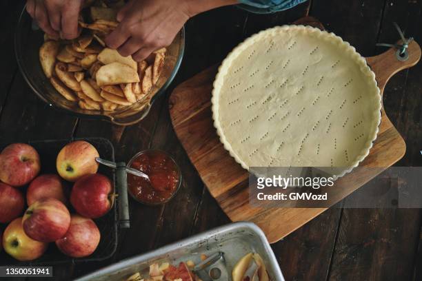 apfelkuchen in der heimischen küche zubereiten - obsttorte stock-fotos und bilder