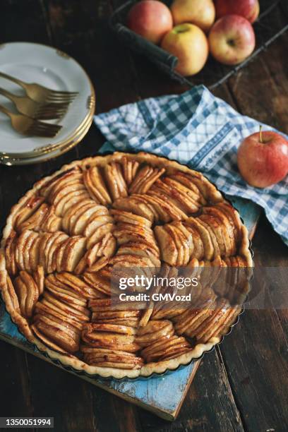 fresh baked apple pie - appeltaart stockfoto's en -beelden