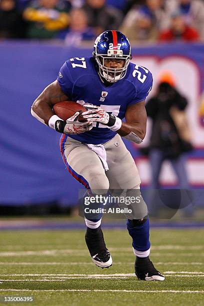 Brandon Jacobs of the New York Giants runs the ball against the Green Bay Packers at MetLife Stadium on December 4, 2011 in East Rutherford, New...