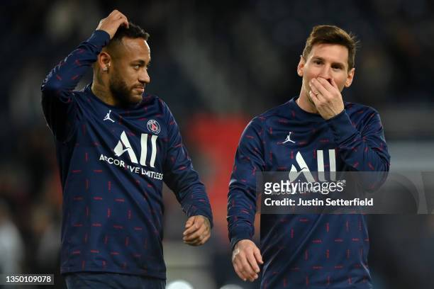 Lionel Messi of Paris Saint-Germain talks with Neymar of Paris Saint-Germain during the warm up ahead of the Ligue 1 Uber Eats match between Paris...