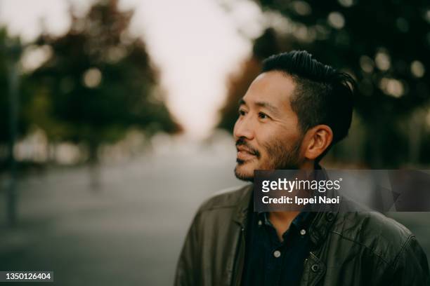 japanese man at dusk, tokyo - hair stubble stockfoto's en -beelden