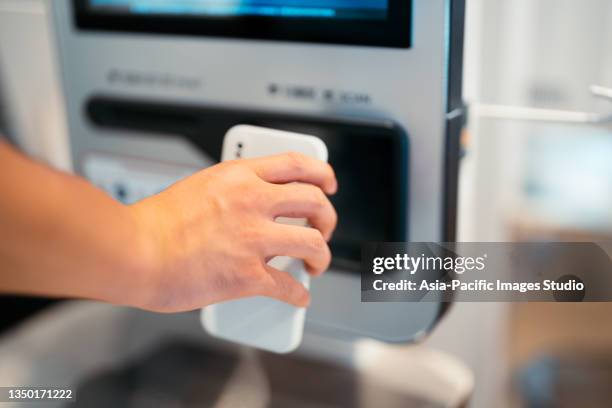 asian businessmen paying with smartphone. - bar code stockfoto's en -beelden