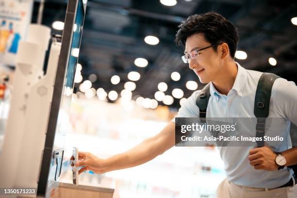 asian businessmen paying with smartphone. - bar code bildbanksfoton och bilder