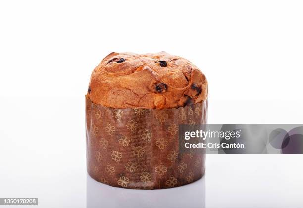 christmas panettone - fruit cake stock pictures, royalty-free photos & images