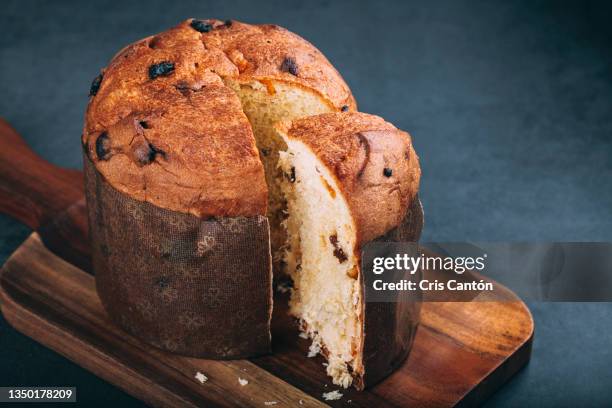 christmas panettone - fruit cake stock pictures, royalty-free photos & images