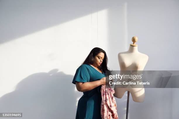 fashion designer dressing a mannequin - mannequin métier photos et images de collection