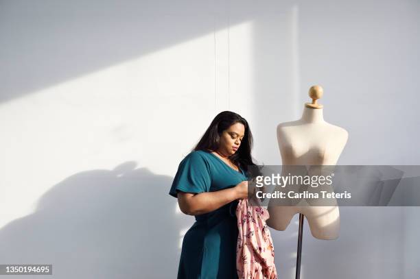 fashion designer dressing a mannequin - stilista di moda foto e immagini stock