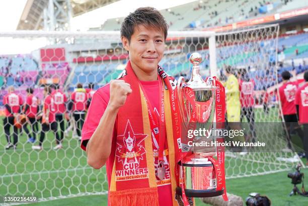 Yoichiro Kakitani of Nagoya Grampus celebrate with the Trophy after the J.League Levain Cup final between Nagoya Grampus and Cerezo Osaka at Saitama...