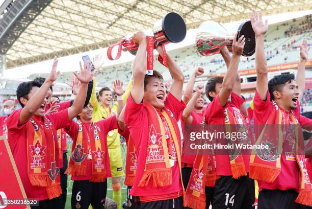 Yoichiro Kakitani of Nagoya Grampus celebrate with the trophy after the J.League Levain Cup final between Nagoya Grampus and Cerezo Osaka at Saitama...