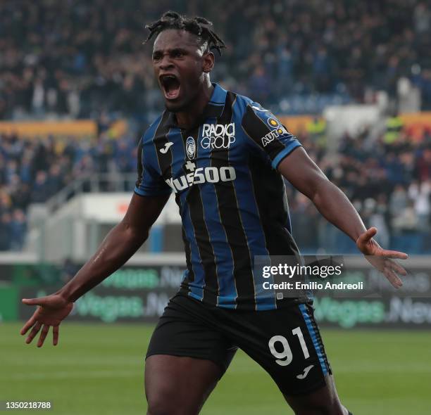 Duvan Zapata of Atalanta BC celebrates his goal during the Serie A match between Atalanta BC and SS Lazio at Gewiss Stadium on October 30, 2021 in...