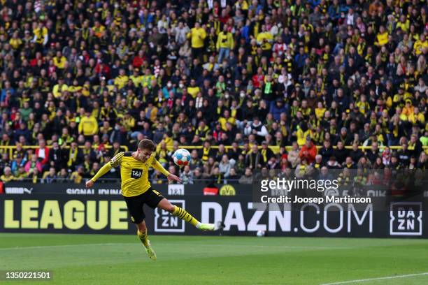 Thorgan Hazard of Borussia Dortmund scores his sides first goal during the Bundesliga match between Borussia Dortmund and 1. FC Köln at Signal Iduna...