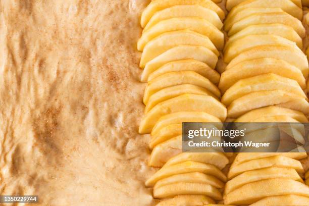 backen - apfelkuchen - apfelkuchen stock pictures, royalty-free photos & images