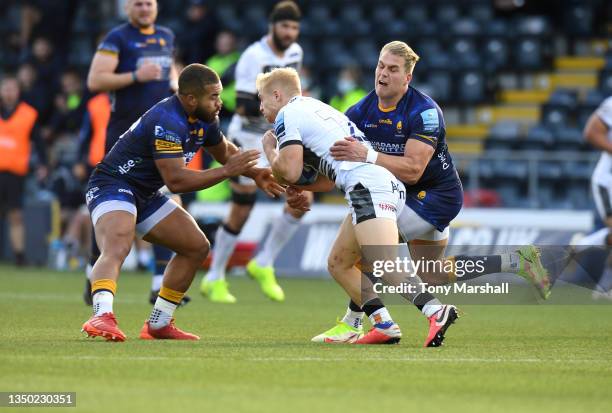 Ollie Lawrence and Finlay Smith of Worcester Warriors tackle Arron Reed of Sale Sharks during the Gallagher Premiership Rugby match between Worcester...