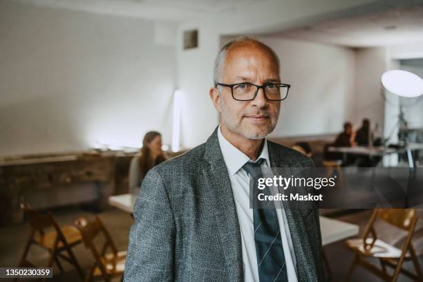 portrait of male advisor at startup company - male portrait stock-fotos und bilder