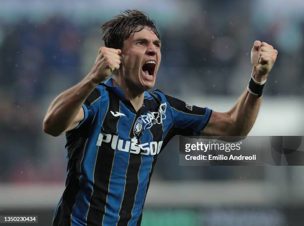 Marten De Roon of Atalanta BC celebrates his goal during the Serie A match between Atalanta BC and SS Lazio at Gewiss Stadium on October 30, 2021 in...
