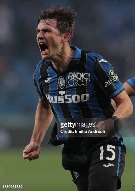 Marten De Roon of Atalanta BC celebrates his goal during the Serie A match between Atalanta BC and SS Lazio at Gewiss Stadium on October 30, 2021 in...